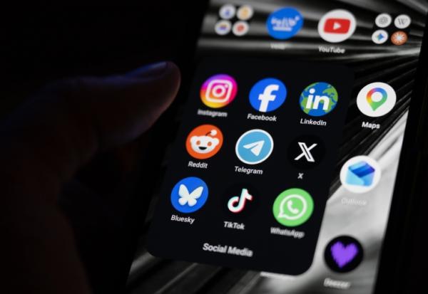 Avec des réseaux sociaux saturés de contenus, comment sortir du lot? Le clipping, qui consiste à publier en masse des courts extraits vidéo pour doper leur visibilité, s'impose comme une solution avant la présidentielle