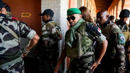 Le colonel malgache Michaël Randrianirina (au centre, béret vert), investi président de Madagascar vendredi, à Antananarivo le 16 octobre 2025