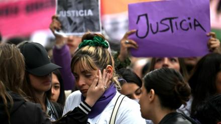 Des proches des trois jeunes femmes assassinées participent à une marche pour la justice à Buenos Aires, le 27 septembre 2025