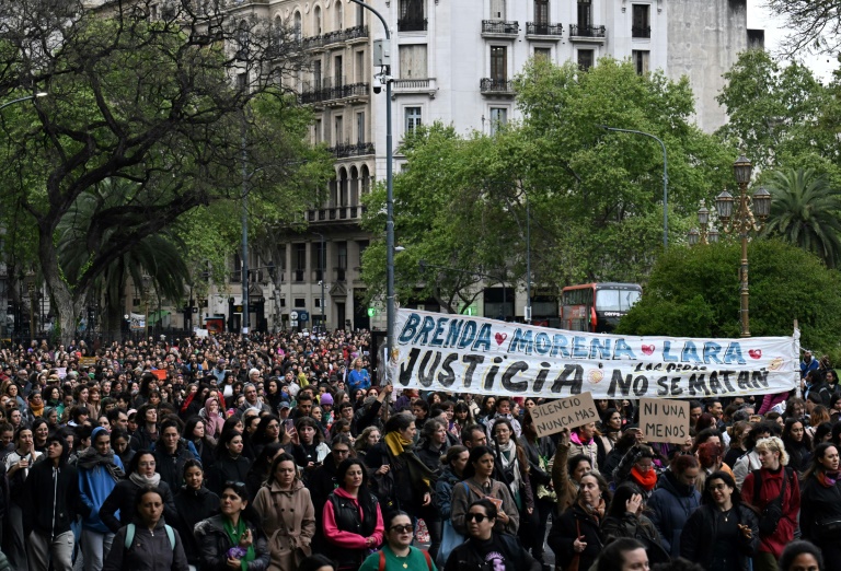 Manifestation à Buenos Aires en Argentine le 27 septembre 2025 après le meurtre de trois jeunes femmes