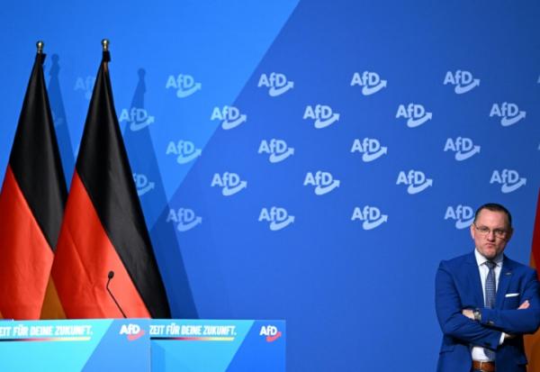 Le coprésident du parti allemand d'extrême droite, Alternative pour l'Allemagne (AfD), Tino Chrupalla, attend à la tribune du congrès de cette formation, le 29 novembre 2025, à Giessen, centre de l'Allemagne