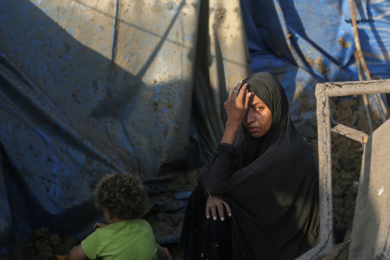 Une Palestinienne déplacée devant sa tente après une frappe israélienne qui a frappé des stocks de matériel médical de l'hôpital Al-Aqsa à Deir al-Balah, dans le centre de la bande de Gaza, le 1er août 2026