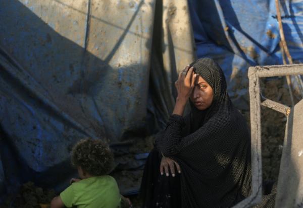 Une Palestinienne déplacée devant sa tente après une frappe israélienne qui a frappé des stocks de matériel médical de l'hôpital Al-Aqsa à Deir al-Balah, dans le centre de la bande de Gaza, le 1er août 2026