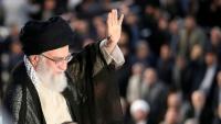 Photo diffusée par le bureau du Guide suprême iranien, l'ayatollah Ali Khamenei, le montrant en train de saluer la foule à Téhéran le 4 juin 2018 