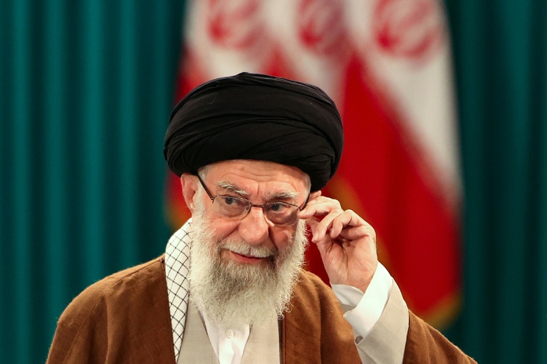 L'ayatollah Ali Khamenei durant une conférence de presse organisée pendant les législatives iraniennes, à Téhéran, le 10 mai 2024