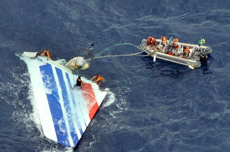 Photo de la marine brésilienne publiée le 8 juin 2009 montrant des plongeurs en train de récupérer une dérive de l'avion A330 d'Air France qui s'est écrasé dans l'Atlantique le 1er juin 2009