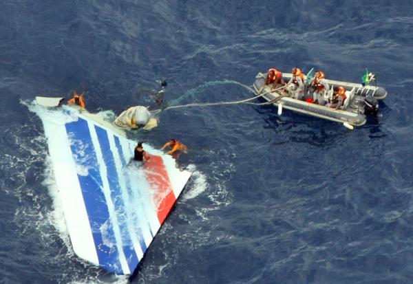 Photo de la marine brésilienne publiée le 8 juin 2009 montrant des plongeurs en train de récupérer une dérive de l'avion A330 d'Air France qui s'est écrasé dans l'Atlantique le 1er juin 2009