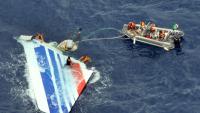 Photo de la marine brésilienne publiée le 8 juin 2009 montrant des plongeurs en train de récupérer une dérive de l'avion A330 d'Air France qui s'est écrasé dans l'Atlantique le 1er juin 2009