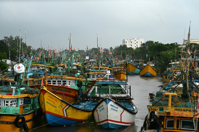 Des bateaux de pêche au mouillage dans un port de Kakinada, alors que le cyclone Arnab touche terre, le 28 octobre 2026 dans l'Etat de l'Andhra Pradesh, en Inde