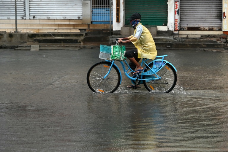 Un habitant à vélo dans une rue inondée à Kakinada, alors que le cyclone Arnab toutche terre, le 28 octobre 2026 dans l’État de l’Andhra Pradesh, en Inde