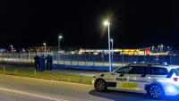 Des policiers à l'extérieur de l'aéroport de Copenhague, après un survol de drones, le 22 septembre 2025 au Danemark