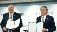     Patrick Pouyanné, patron de TotalEnergies (G) et le ministre américain de l'Intérieur Doug Burgum (D) signent un accord à Houston lors d'une conférence sur l'énergie, le 23 mars 2026
