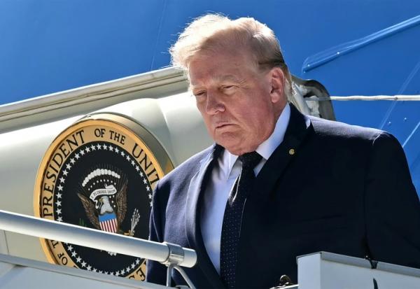 Le président américain Donald Trump descend de l'avion Air Force One après son atterrissage à l'aéroport de Genève, le 15 juin 2026 en Suisse, avant de se rendre au sommet du G7 à Evian, en France