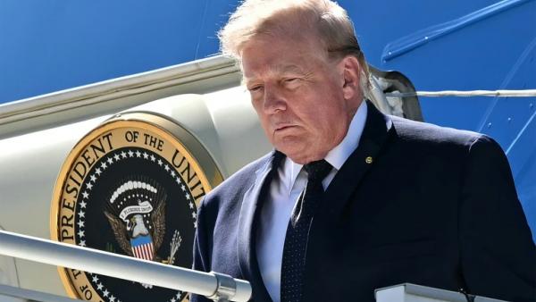 Le président américain Donald Trump descend de l'avion Air Force One après son atterrissage à l'aéroport de Genève, le 15 juin 2026 en Suisse, avant de se rendre au sommet du G7 à Evian, en France