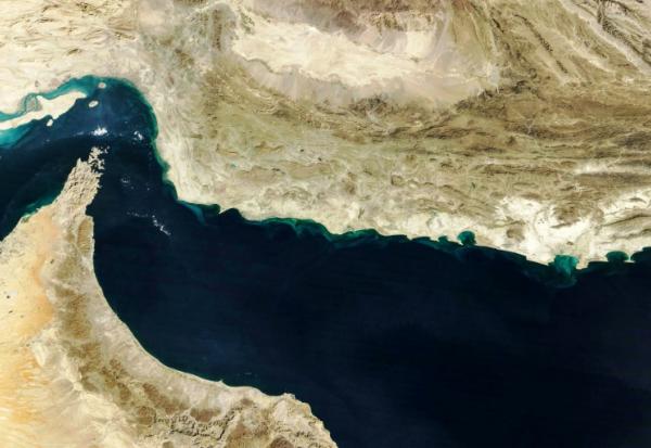 Image en couleurs naturelles acquise avec MODIS sur le satellite Terra de la NASA prise le 5 février 2025 montrant le golfe d'Oman et la région de Makran (c) dans le sud de l'Iran et le sud-ouest du Pakistan, ainsi que le détroit d'Ormuz (g) et la côte nord d'Oman (en bas)