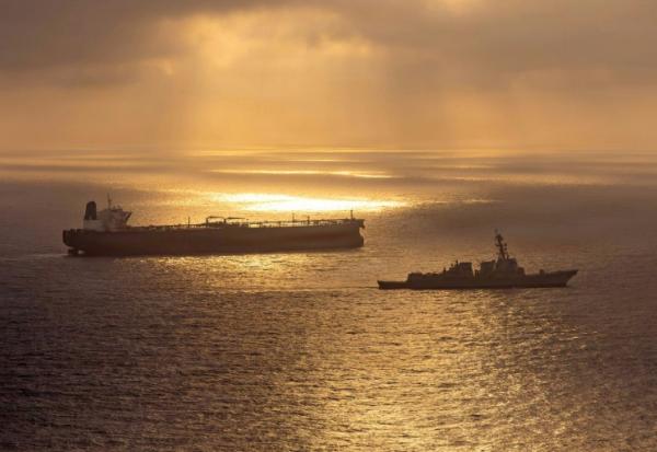 Cette photo diffusée le 8 mai par la Marine américaine montre un destroyer américain bloquant un pétrolier iranien au large de l'Iran, le 24 avril 2026