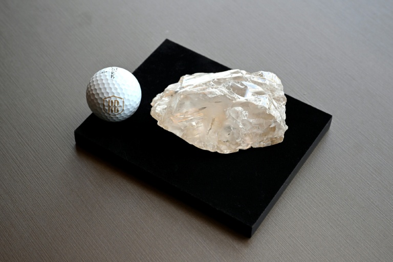 Une balle de golf à côté du Motswedi, deuxième plus gros diamant au monde avec 2.488 carats, au siège de l'entreprise HB Antwerp à Anvers en Belgique, le 22 septembre 2025