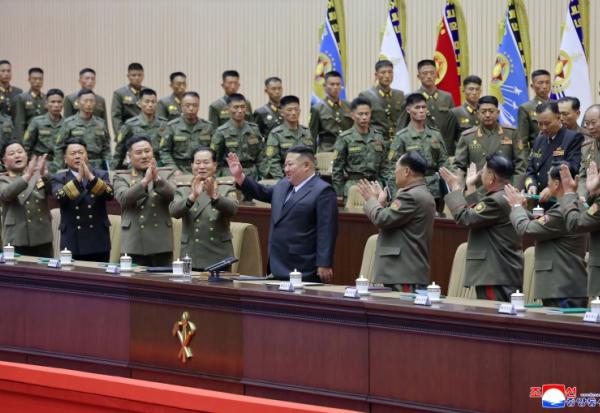 Cette photo, prise entre le 22 et le 23 octobre 2026 et diffusée le 24 octobre 2026 par l'agence de presse officielle nord-coréenne KCNA montre le dirigeant nord-coréen Kim Jong-un (c) lors d'une réunion de commandants de compagnie à Pyongyang