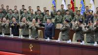 Cette photo, prise entre le 22 et le 23 octobre 2026 et diffusée le 24 octobre 2026 par l'agence de presse officielle nord-coréenne KCNA montre le dirigeant nord-coréen Kim Jong-un (c) lors d'une réunion de commandants de compagnie à Pyongyang