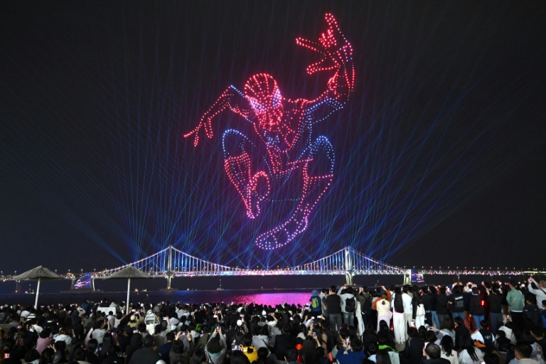 1.500 drones forment la silhouette de Spider-Man lors d'un spectacle lumineux organisé sur la place de Gwangalli à Busan, le 2 mai 2026