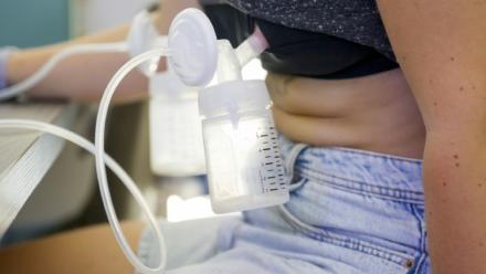 Une donneuse bénévole de lait maternel pour la banque de lait à la maternité du CHRU de Nancy utilise un tire-lait à Hettange-Grande, le 9 juillet 2026 en Meurthe-et-Moselle
