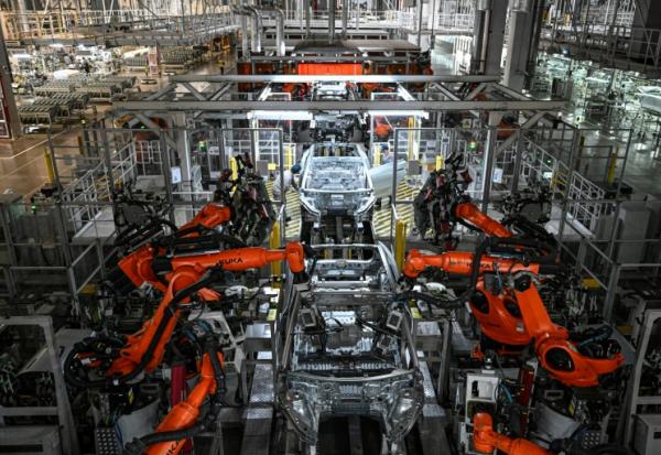 Une chaîne de production de véhicules électriques dans une usine du constructeur automobile chinois NIO à Hefei, dans la province d'Anhui, dans l'est de la Chine, le 24 septembre 2025