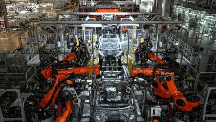Une chaîne de production de véhicules électriques dans une usine du constructeur automobile chinois NIO à Hefei, dans la province d'Anhui, dans l'est de la Chine, le 24 septembre 2025