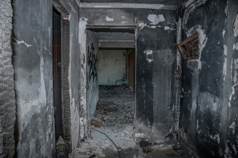 Les vestiges d'une maison brûlée lors du feu de forêt de 2018 à Neos Voutzas, en périphérie d'Athènes, le 10 juin 2026 en Grèce