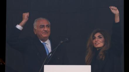Le fils du chah déchu, Reza Pahlavi, lève le poing sur scène aux côtés de son épouse Yasmine Pahlavi lors d'une manifestation de l'opposition iranienne à Munich, en Allemagne, le 14 février 2026