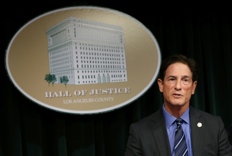 Le procureur Nathan Hochman donne une conférence de presse sur le meurtre du cinéaste américain Rob Reiner et son épouse Michele, le 16 décembre 2025 à Los Angeles