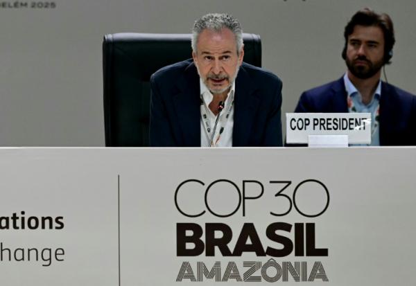 Le président de la COP30 Andre Correa do Lago lors de la session plénière à Belém au BGrésil le 21 novembre 2025
