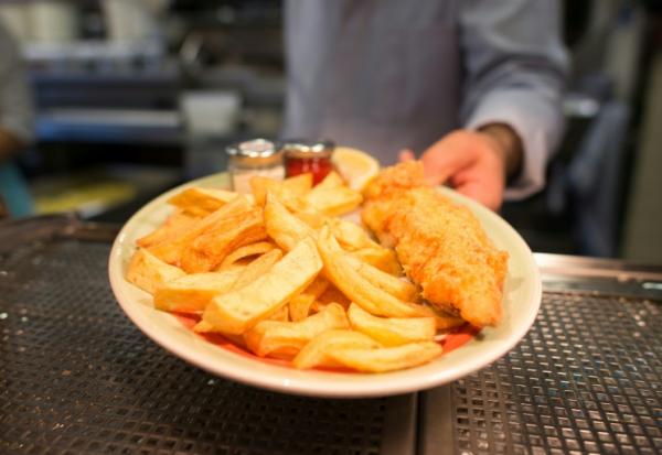 Un plat de fish and chips dans un restaurant de Londres, le 26 janvier 2015 