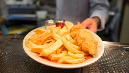 Un plat de fish and chips dans un restaurant de Londres, le 26 janvier 2015 