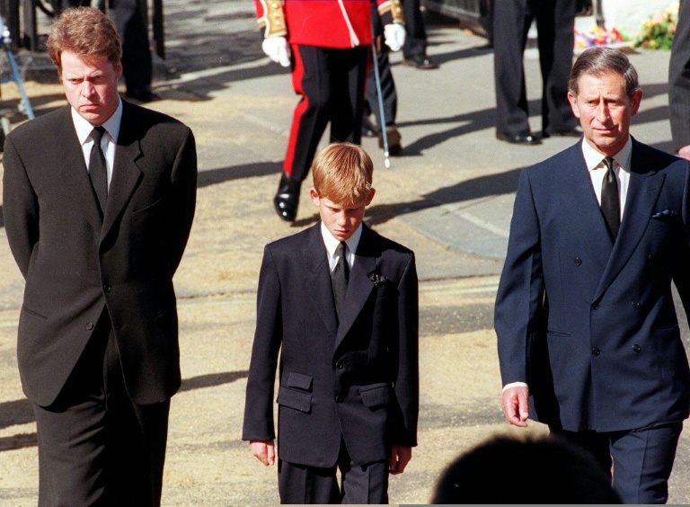 Le frère de Diana, Charles Spencer, à gauche, marche au côté de du prince Harry et de Charles, alors prince de Galles, lors des obsèques de 
