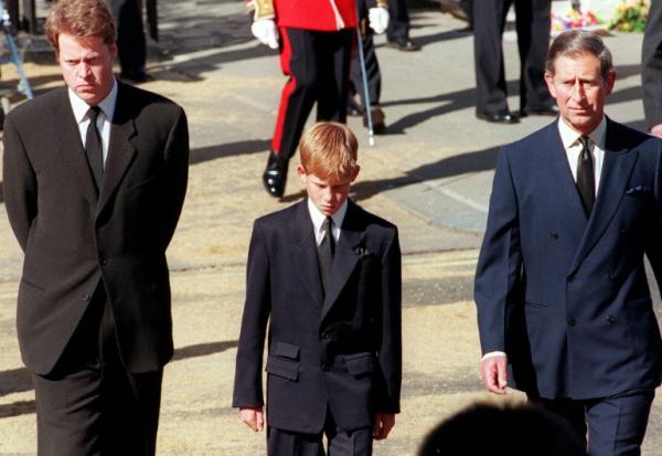 Le frère de Diana, Charles Spencer, à gauche, marche au côté de du prince Harry et de Charles, alors prince de Galles, lors des obsèques de "Lady Di", le 6 septembre 1997 à Londres 