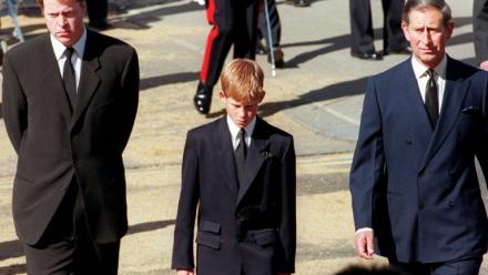 Le frère de Diana, Charles Spencer, à gauche, marche au côté de du prince Harry et de Charles, alors prince de Galles, lors des obsèques de "Lady Di", le 6 septembre 1997 à Londres 