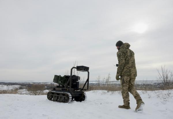 Un militaire ukrainien de la 30e brigade mécanisée indépendante prépare un véhicule terrestre robotisé sans pilote armé d'un lance-grenades Mk 19 pour un test dans un lieu non divulgué de la région de Donetsk le 27 janvier 2026.