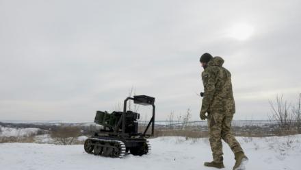 Un militaire ukrainien de la 30e brigade mécanisée indépendante prépare un véhicule terrestre robotisé sans pilote armé d'un lance-grenades Mk 19 pour un test dans un lieu non divulgué de la région de Donetsk le 27 janvier 2026.