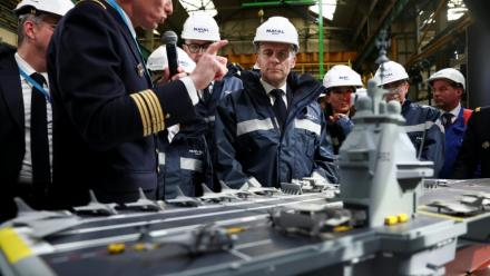 Le président français Emmanuel Macron lors de la présentation du futur porte-avions "France Libre" le 18 mars 2026 à Indre, dans l'ouest de la France
