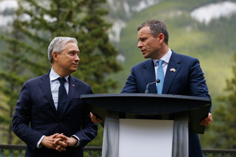 Le ministre ukrainien des Finances Sergii Marchenko (d) lors d'une contérence de presse au côté de son homologue canadien François-Philippe Champagne, lors du G7 Finances à Banff, en Alberta, le 20 mai 2025 au Canada