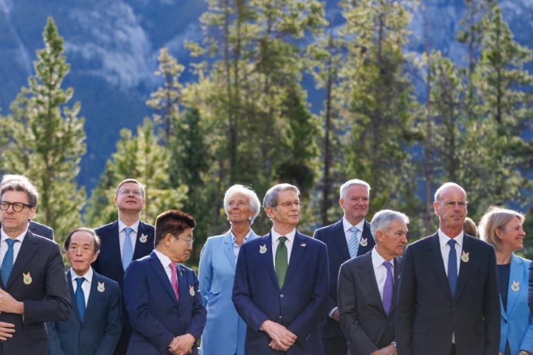 Photo de famille des participants au G7 Finances, le 21 mai 2025 à Banff, en Alberta, au Canada