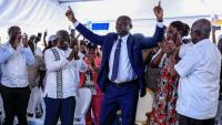 Le président élu du Gabon Brice Clotaire Oligui Nguema (Centre) lève les doigts au ciel, le 13 avril 2025 à Libreville, lors de l'annonce des résultats de l'élection présidentielle qui a mis fin à 19 mois de transition dans le pays