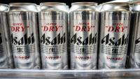 Des bières "Asahi Super Dry" sont alignées dans un supermarché de Tokyo, au Japon, le 3 octobre 2025