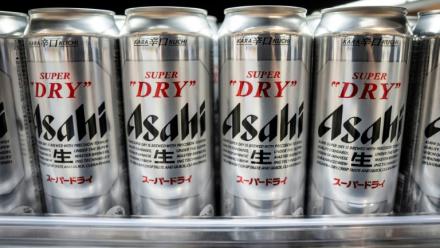 Des bières "Asahi Super Dry" sont alignées dans un supermarché de Tokyo, au Japon, le 3 octobre 2025