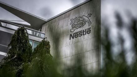 Logo de Nestlé sur la façade de son siège à Vevey le 14 octobre 2025.