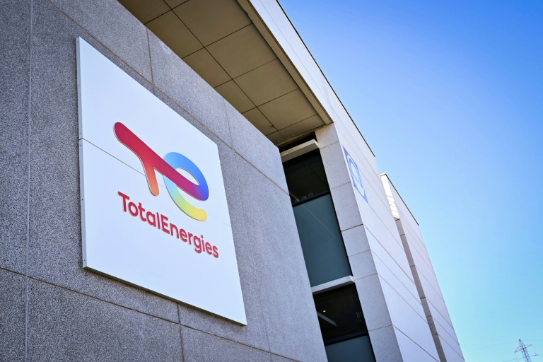 Logo de TotalEnergies à la raffinerie de Gronfreville-l'Orcher, près du Havre, dans l'ouest de la France, le 23 avril 2026