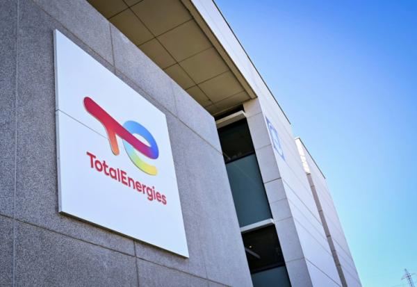 Logo de TotalEnergies à la raffinerie de Gronfreville-l'Orcher, près du Havre, dans l'ouest de la France, le 23 avril 2026