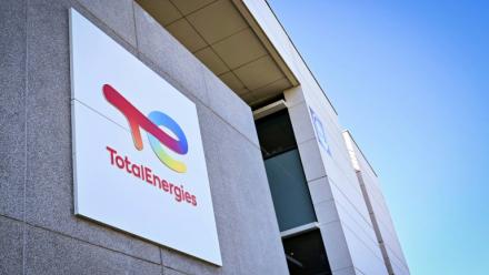 Logo de TotalEnergies à la raffinerie de Gronfreville-l'Orcher, près du Havre, dans l'ouest de la France, le 23 avril 2026