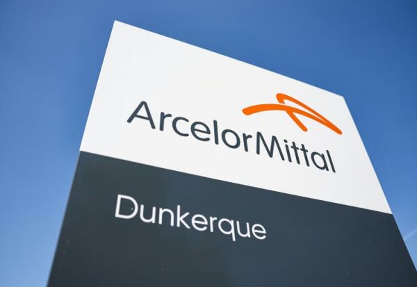 Panneau à l'entrée du son site de Dunkerque d'ArcelorMittal à Grande-Synthe, dans le nord de la France, le 1er mai 2025