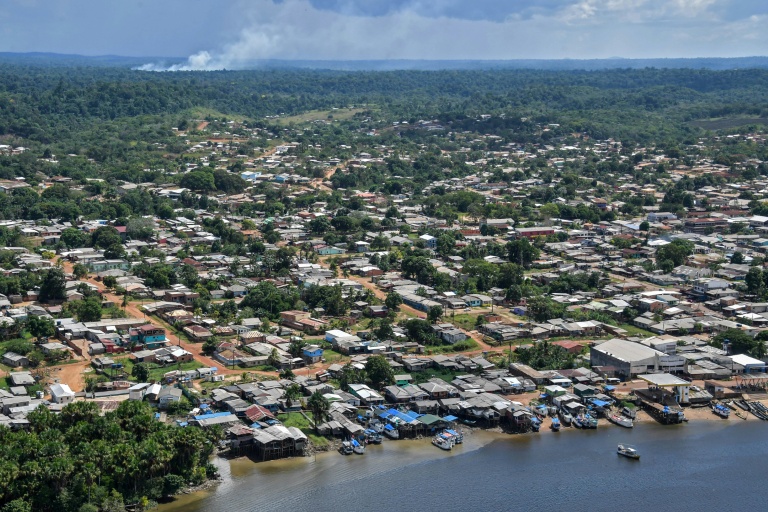 Vue aérienne de la ville brésilienne d'Oiapoque, sur l'Oyapock, à la frontière avec la Guyane, le 31 octobre 2020